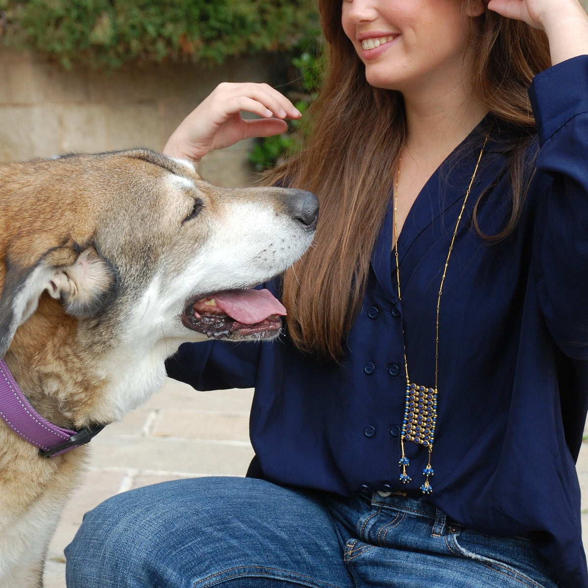 Collar Amuleto azul, largo con colgante de cuentas · puesto · Blankspot COMO SI NADA