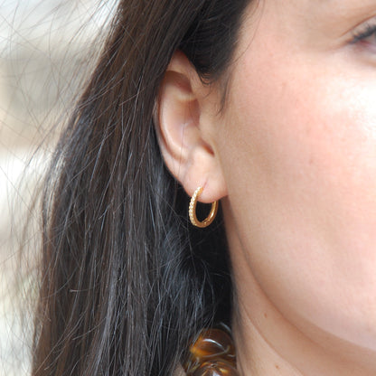 Aritos Confeti dorado, mini aros con circonitas · Blankspot COMO SI NADA