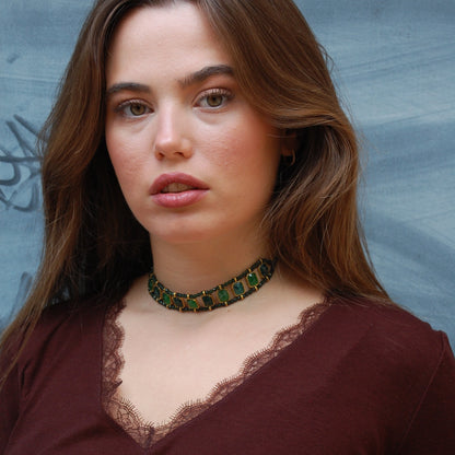 Choker Capricho, de piedras verdes · puesto · Blankspot COMO SI NADA