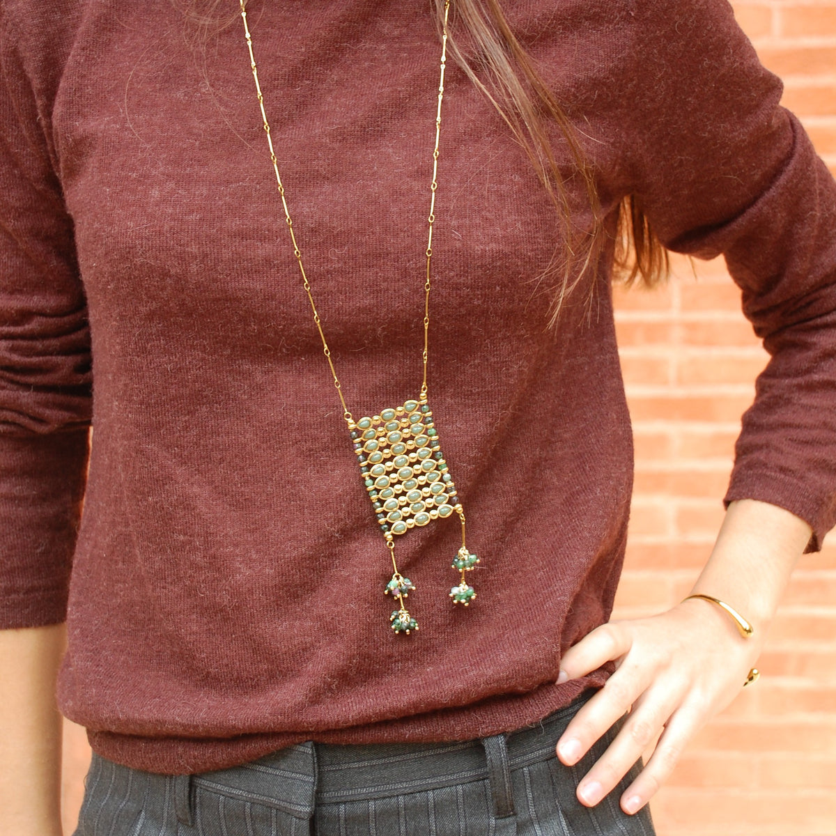 Collar Amuleto verde, largo con colgante de cuentas · puesto · Blankspot COMO SI NADA