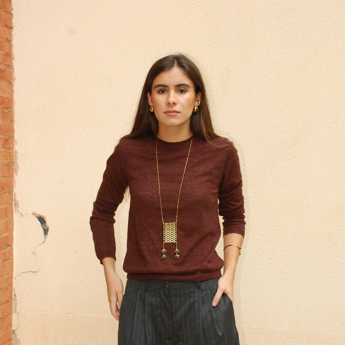 Collar Amuleto verde, largo con colgante de cuentas · puesto · Blankspot COMO SI NADA