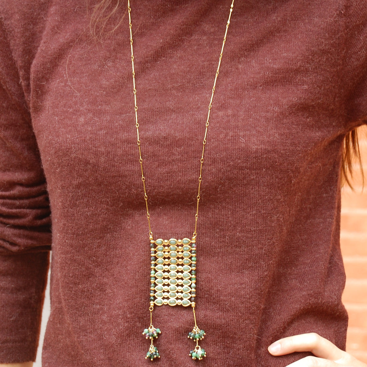 Collar Amuleto verde, largo con colgante de cuentas · puesto · Blankspot COMO SI NADA