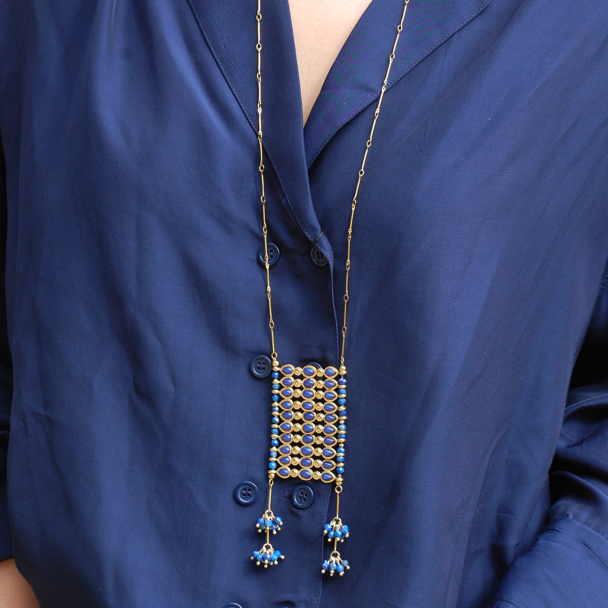 Collar Amuleto azul, largo con colgante de cuentas · puesto · Blankspot COMO SI NADA
