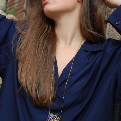 Collar Amuleto azul, largo con colgante de cuentas · puesto · Blankspot COMO SI NADA