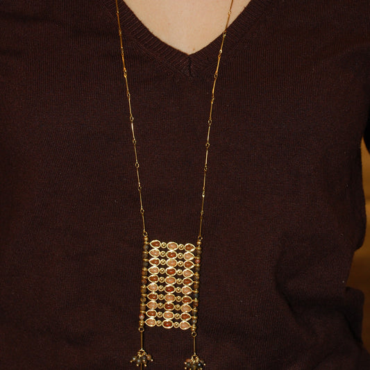 Collar Amuleto marrón, largo con colgante de cuentas · Blankspot COMO SI NADA