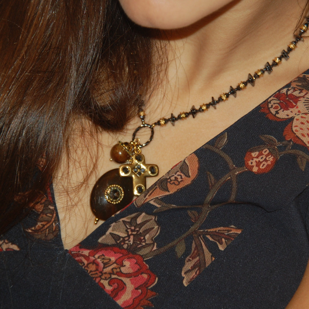 Collar Reliquia, corto con charms y cruz · Blankspot COMO SI NADA