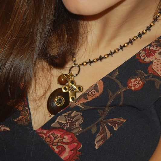 Collar Reliquia, corto con charms y cruz · Blankspot COMO SI NADA