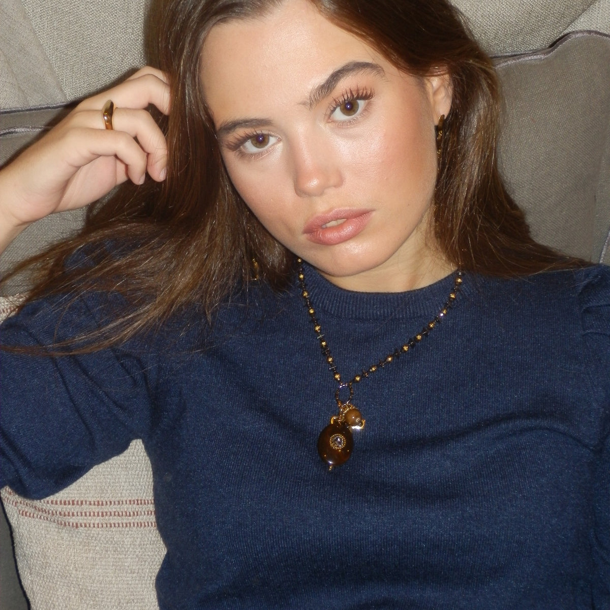 Collar Reliquia, corto con charms y cruz · puesto · Blankspot COMO SI NADA