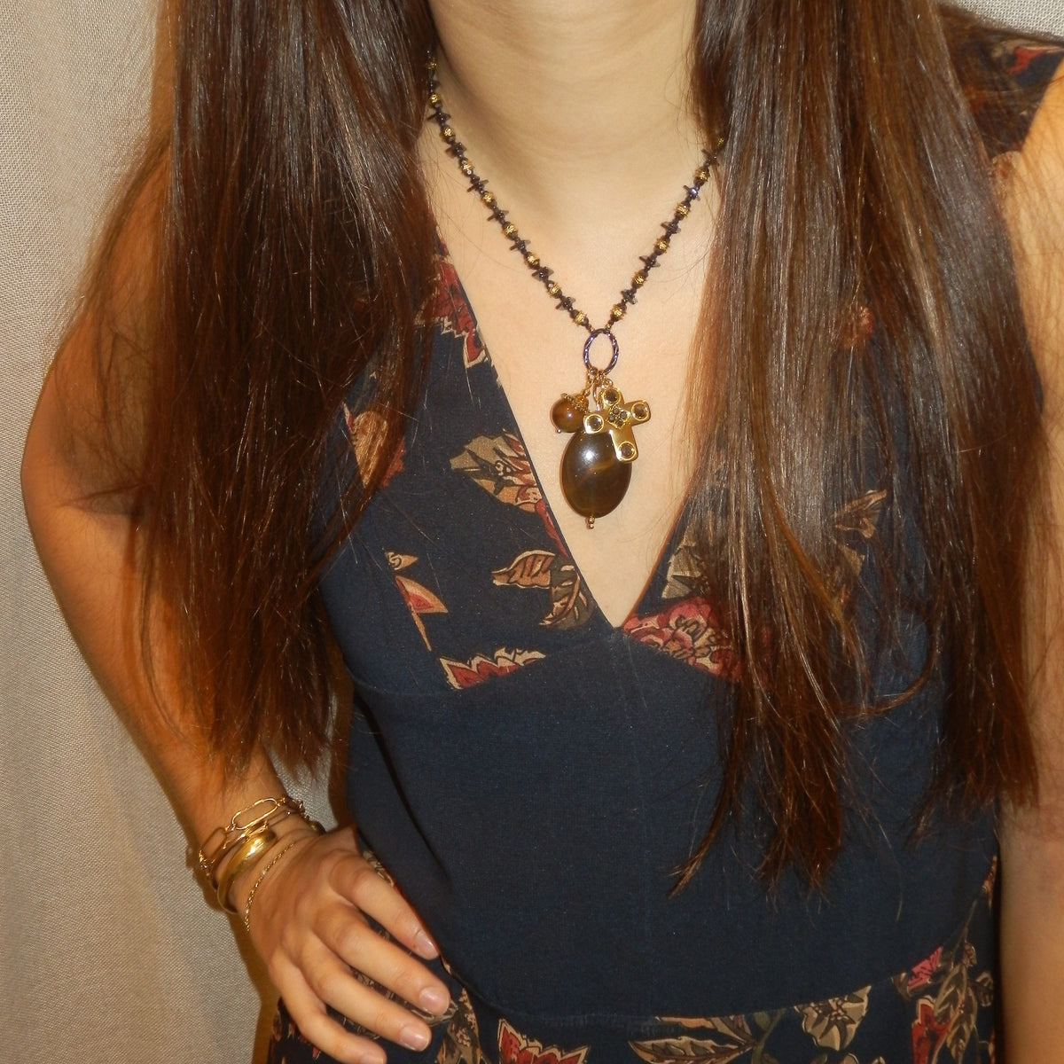 Collar Reliquia, corto con charms y cruz · puesto · Blankspot COMO SI NADA