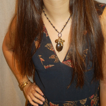 Collar Reliquia, corto con charms y cruz · puesto · Blankspot COMO SI NADA