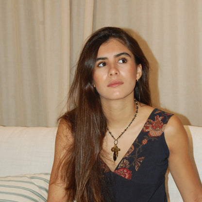 Collar Reliquia, corto con charms y cruz · puesto · Blankspot COMO SI NADA