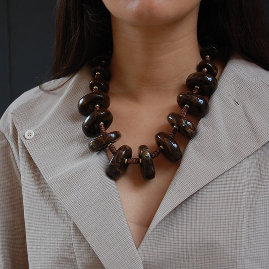 Collar Vermut, de cuentas de resina marrón · Blankspot COMO SI NADA