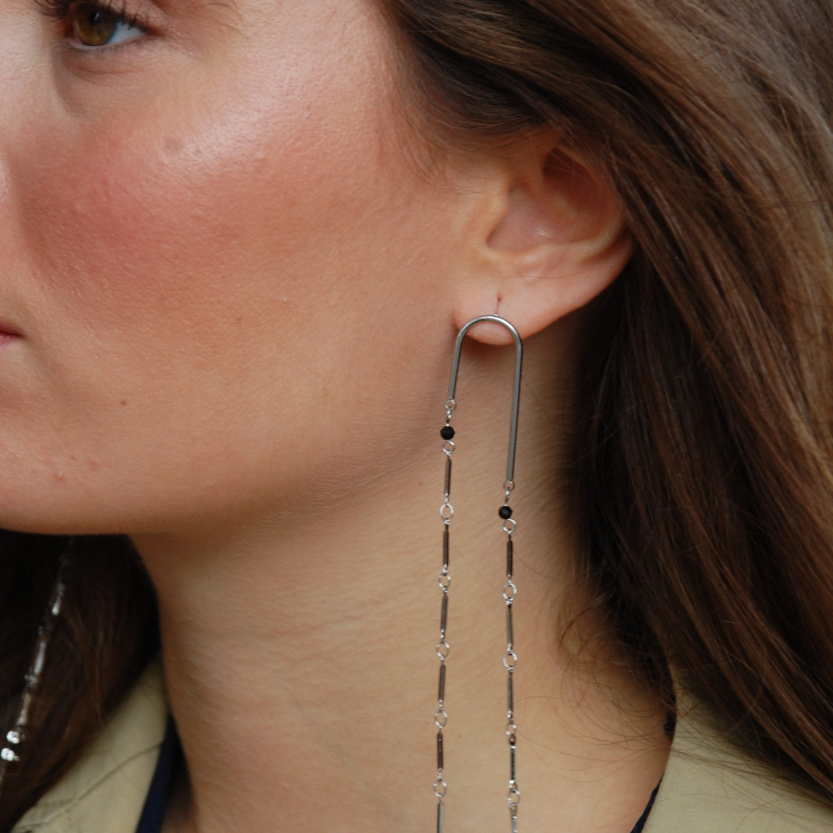 Pendientes Link plateado, de cadena con cuentas · puesto · Blankspot COMO SI NADA